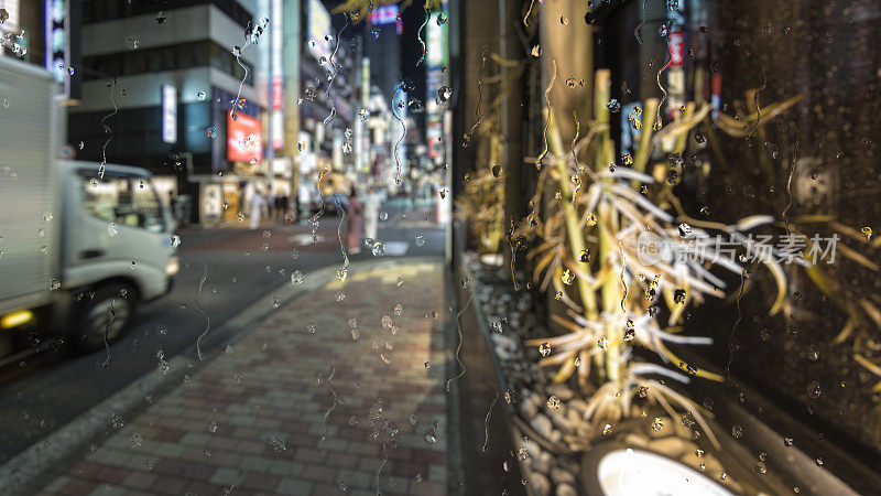 雨在日本东京透过玻璃窗的效果