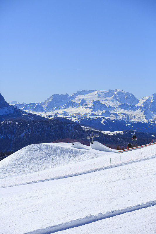 全景景观。在阳光明媚的滑雪胜地。高山雪景。Kronplatz，意大利南蒂罗尔的白云石山。