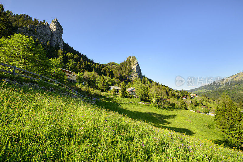 风景与山村在阿尔卑斯山