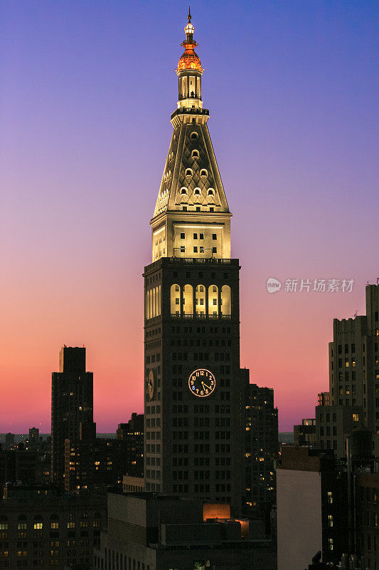 都市人寿保险公司大厦和纽约天际线与曼哈顿中城摩天大楼在日落与橙蓝色晴朗的天空。