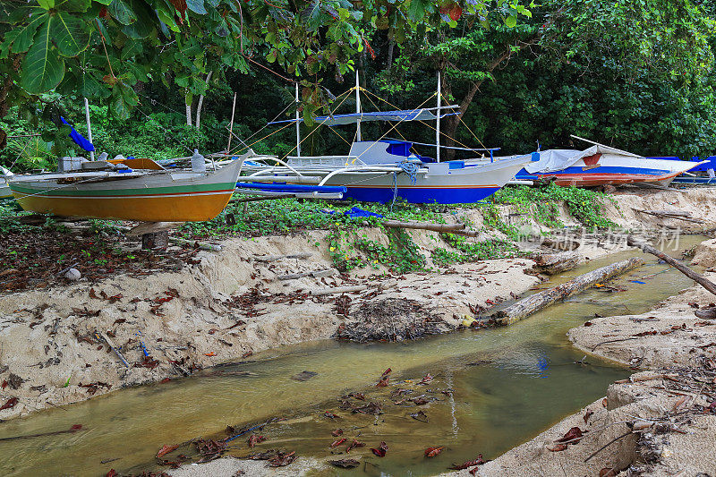 巴郎盖或邦加船搁浅在海滩上。蓬Ballo-Sipalay-Philippines。0336