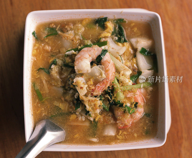 亚洲泰国菜的咖喱、虾和蔬菜汤