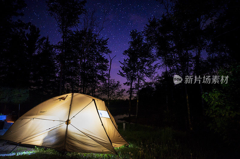 帐篷和夜间森林
