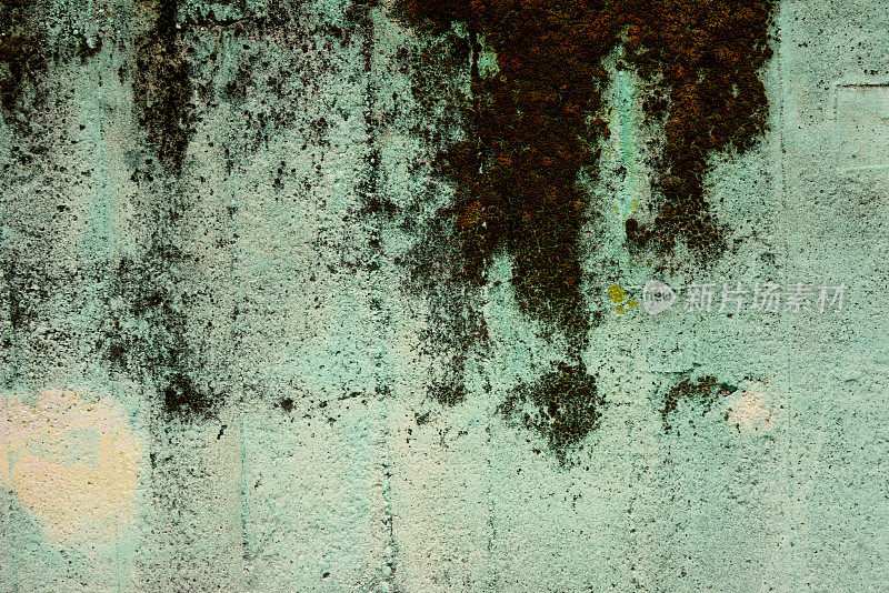 旧开裂的混凝土墙，油漆剥落和污渍