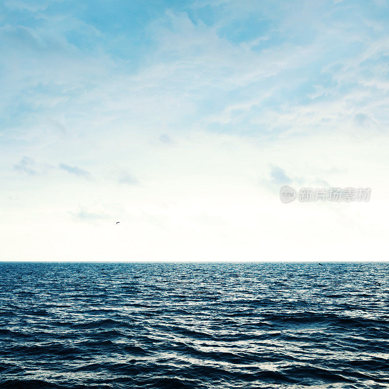 海浪冲浪。美丽的蓝色海浪与大海