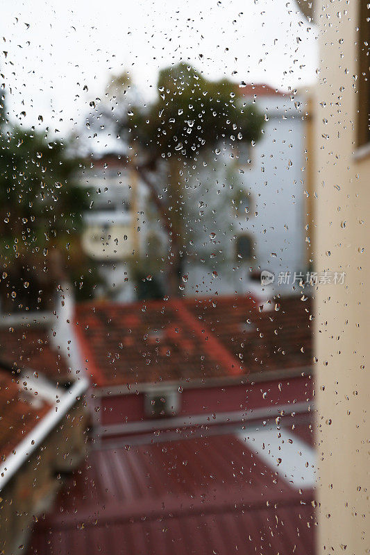 雨滴落在窗户上