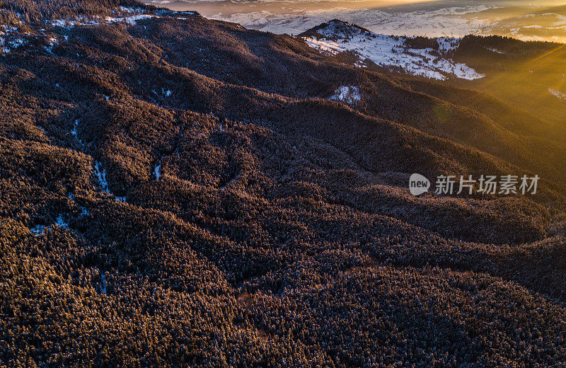 空中飞行高山云彩日出美丽的晨峰