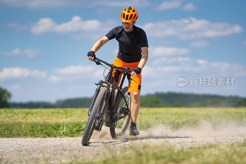 男子电动山地车砾石路行动