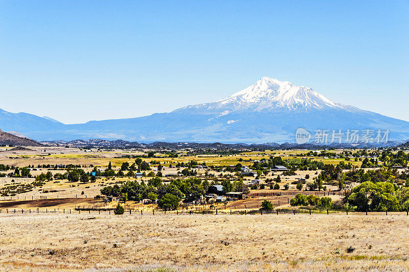 沙斯塔山和山谷景观与家，马和农场