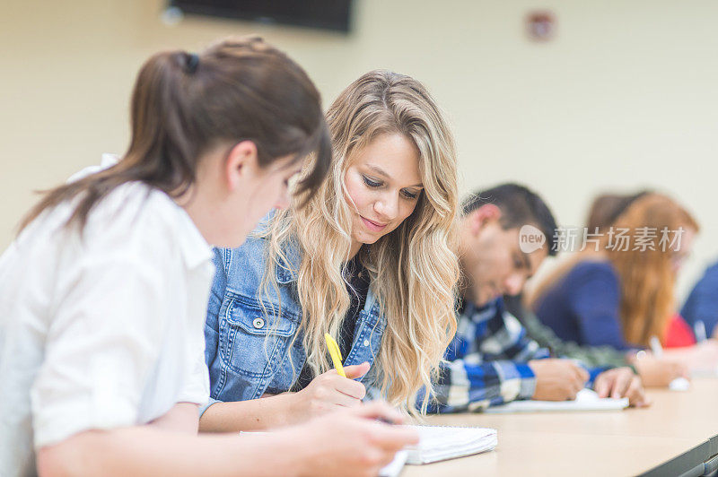 学生们一起在大学教室里学习