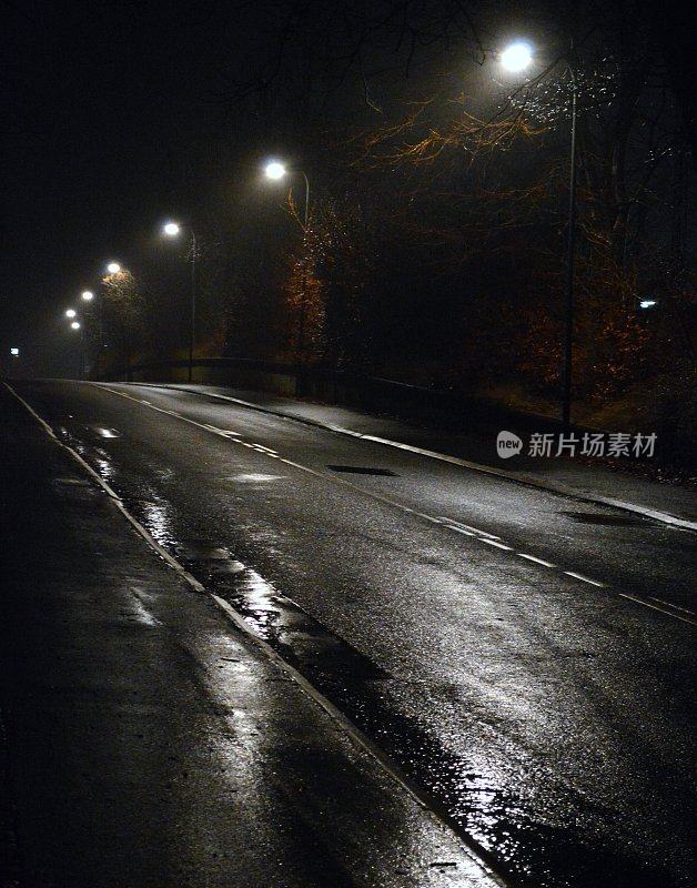 雨夜空旷的街道