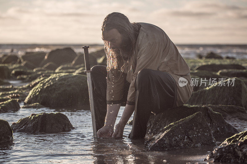 在水边的海滩上，一名维京战士正在战斗