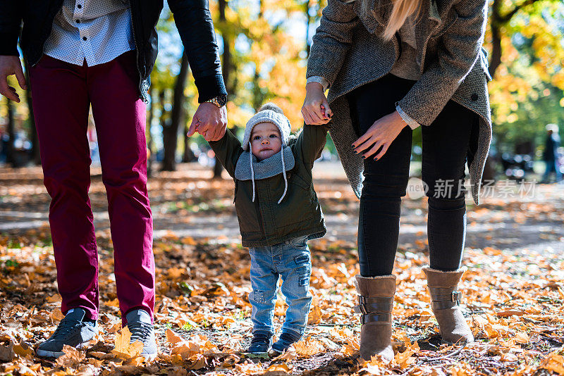 婴儿的第一步。一个幸福的家庭。