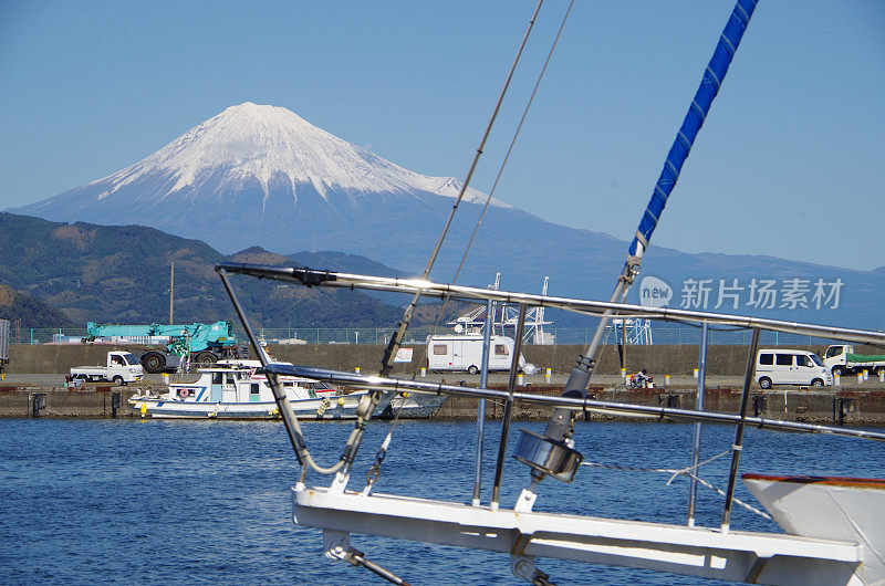 蓝天下的富士山上缀满了雪