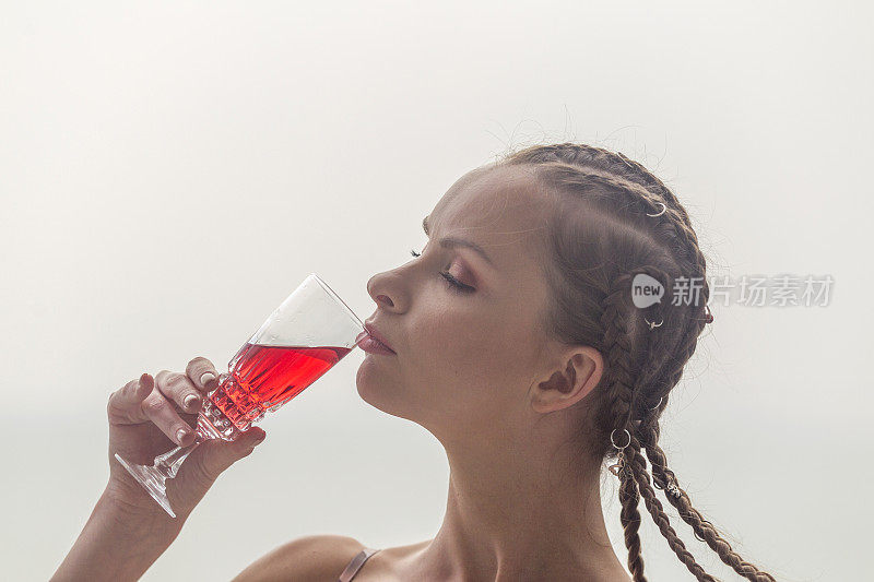 年轻的俄罗斯女人在土耳其伊斯坦布尔的海边喝酒