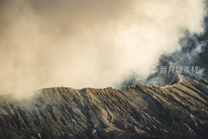 印度尼西亚东爪哇的布罗莫火山上的日落