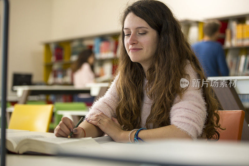 在图书馆学习的学生