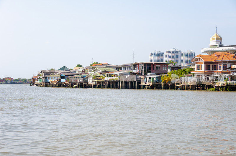 泰国曼谷湄南河旁的房屋