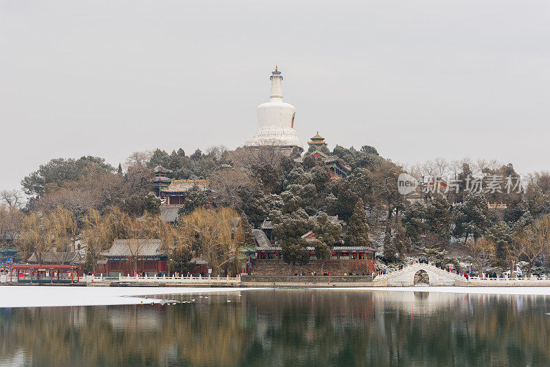 北海公园在中国北京的雪地里