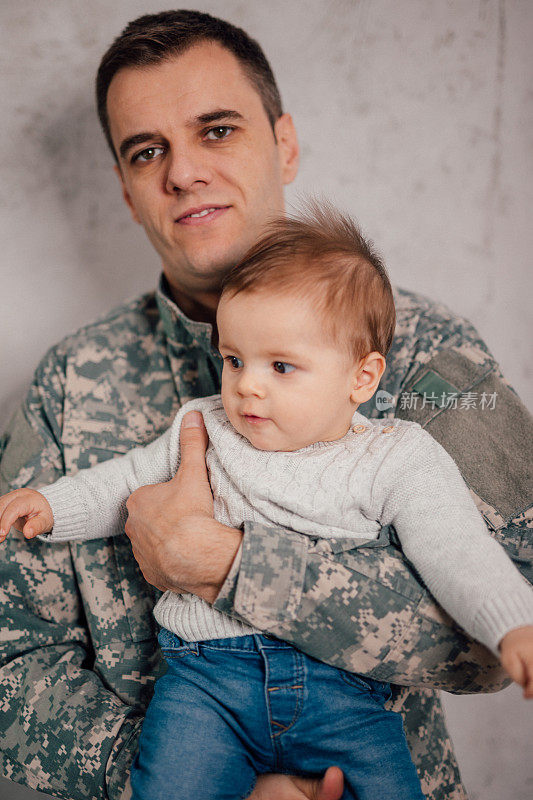 一个军人和他儿子的肖像
