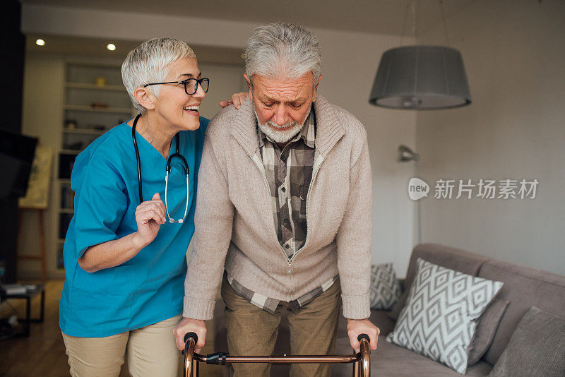 老年护士帮助病人