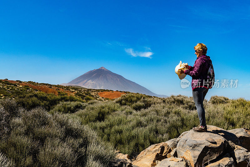 西班牙特内里费岛，一个看泰德火山的成熟女人