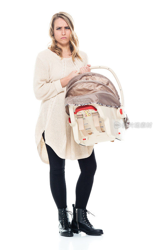 年轻漂亮的妈妈穿着一件毛衣抱着一个婴儿汽车座椅-愤怒