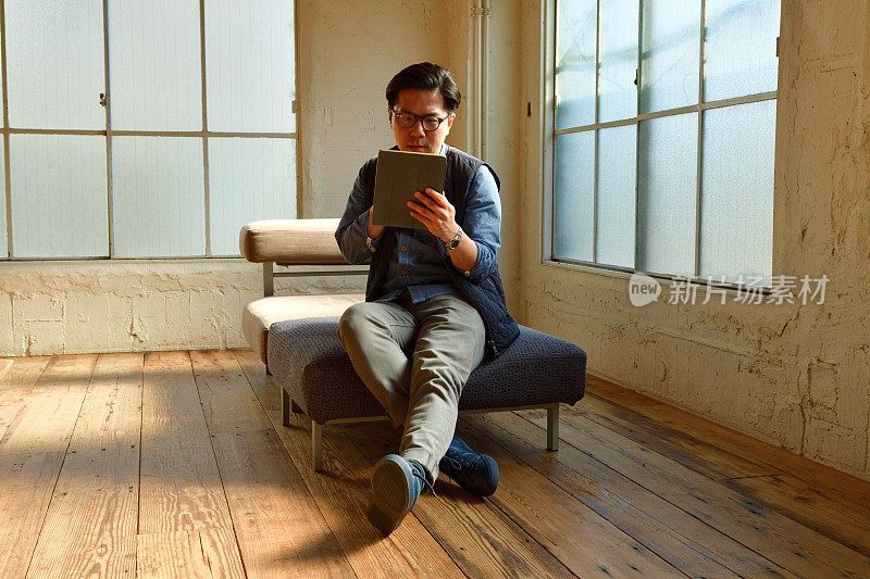 一名中国男子午休时在办公室角落里休息