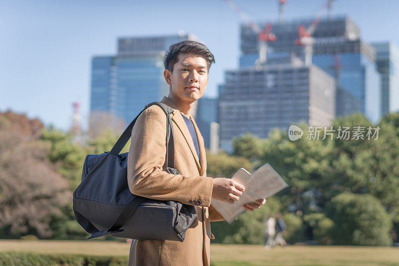 年轻的亚洲人日本人寻找旅游地点使用手机和花时间在亚洲旅行