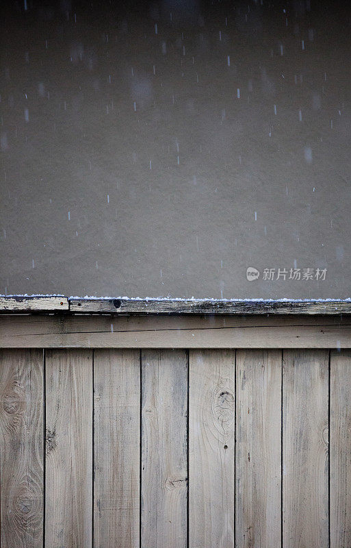 雨点打在篱笆上