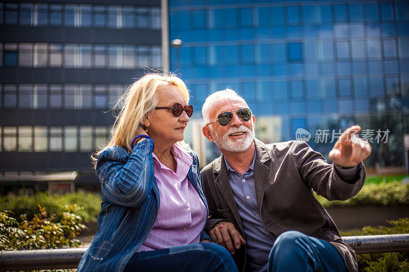 这对老夫妇享受着城市美好的一天