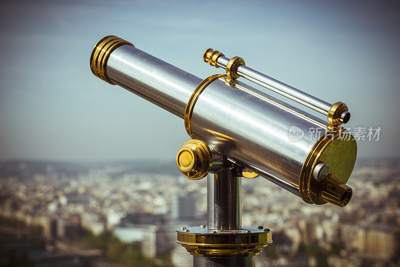 用投币式望远镜俯瞰巴黎全景