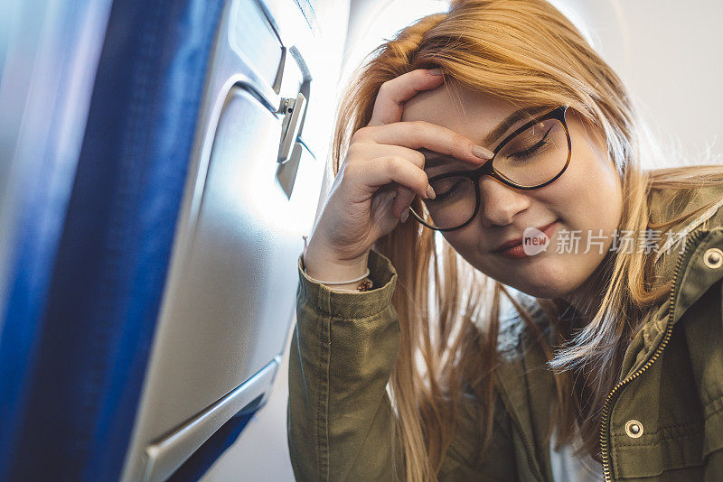 年轻女子在船上感到疲倦