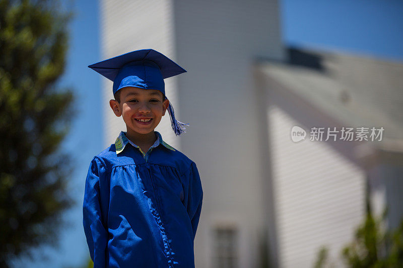 一个快乐的孩子从学校毕业了