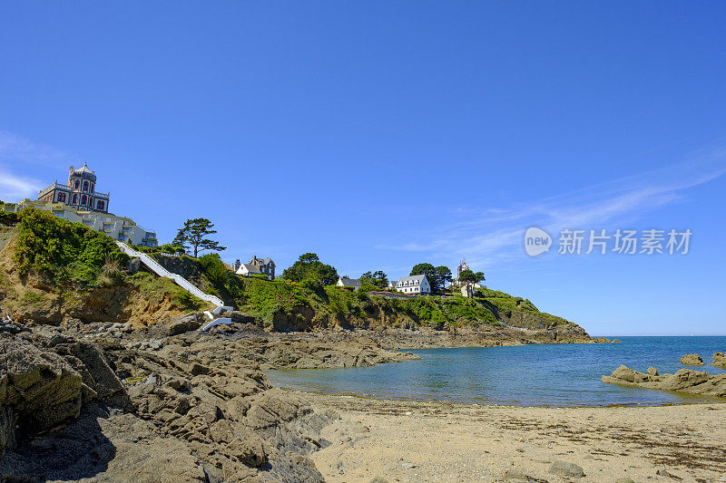 法国布列塔尼的圣码头海岸，在一个美丽的夏日