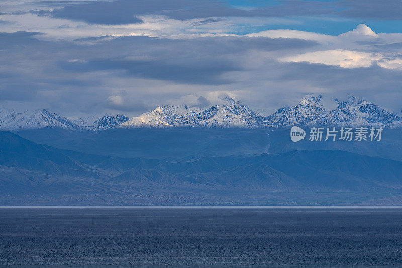 吉尔吉斯斯坦的天山和伊塞克湖。