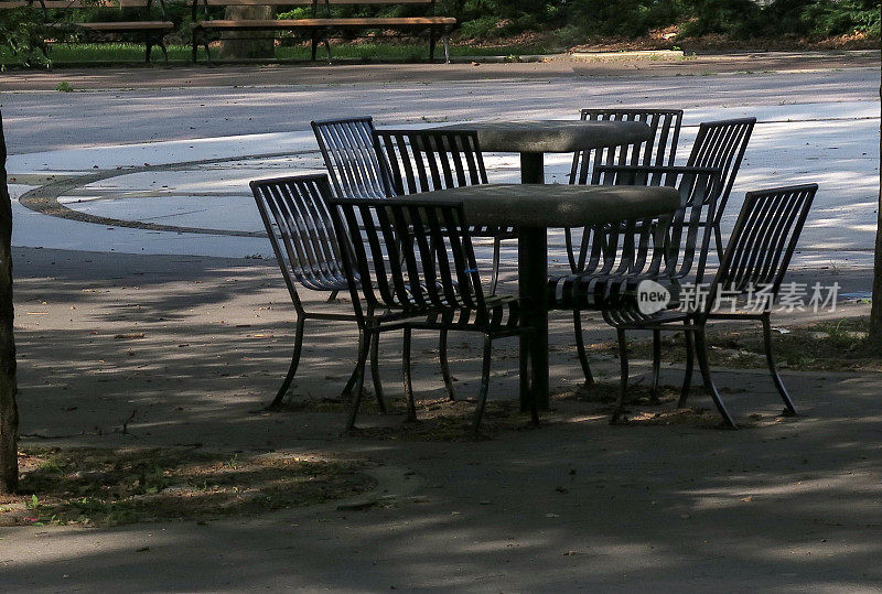 纽约布鲁克林卡德曼广场上空置的桌椅