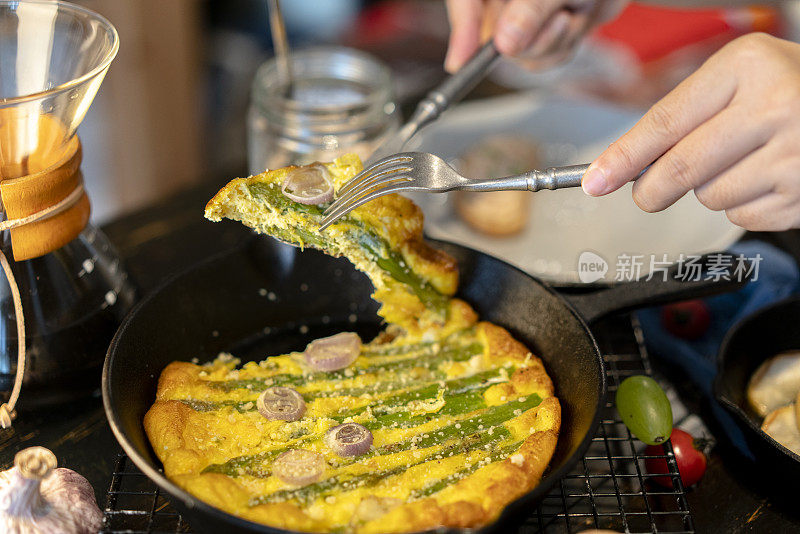 自制肉馅煎蛋饼:鸡蛋和芦笋