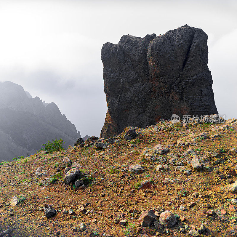 岩石顶部，卡拉达火山，克里米亚海岸，阴沉沉的天空，雾，白色的天空。