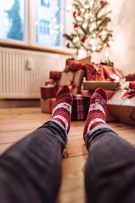 圣诞节在家穿袜子