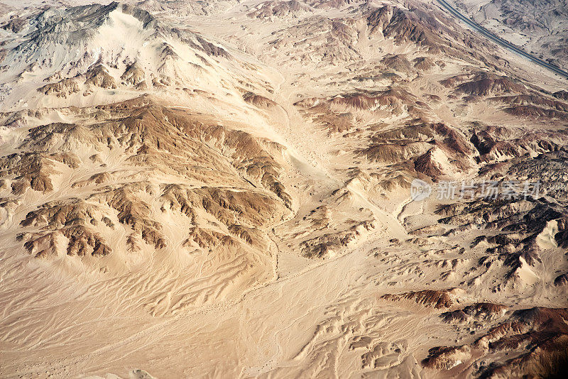 山景鸟瞰图，高速公路和沙漠西奈半岛附近沙姆沙伊赫，埃及