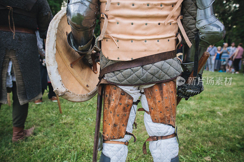 身穿盔甲，手持盾牌和狼牙棒的骑士