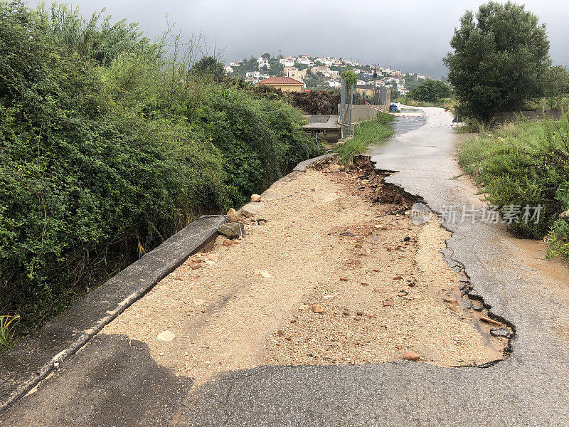 一场恶劣天气事件导致大雨后道路损坏