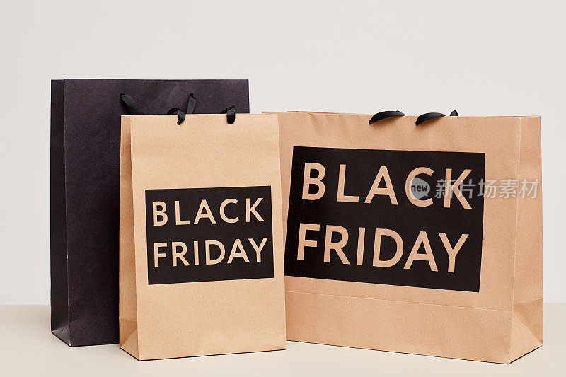 特写生态黑色星期五纸袋的包装在商店，购物的概念