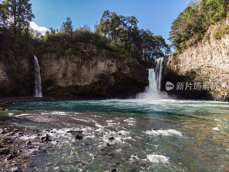 兰科湖附近的尼拉休瀑布