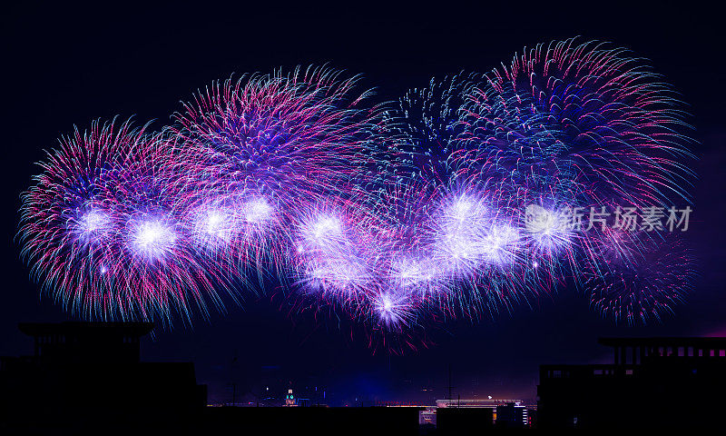 五颜六色的烟花在夜空中表演，庆祝新年的烟花