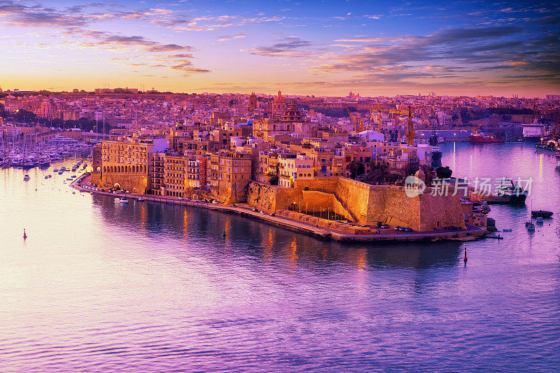 马耳他大港上空Isla岛的空中日出图