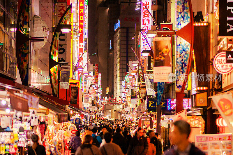 东京，日本-美代子市场生机勃勃，繁忙的美食街，上野区夜生活