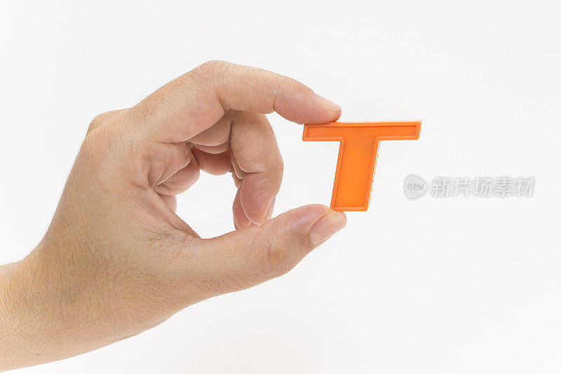 女性手握塑料字母T