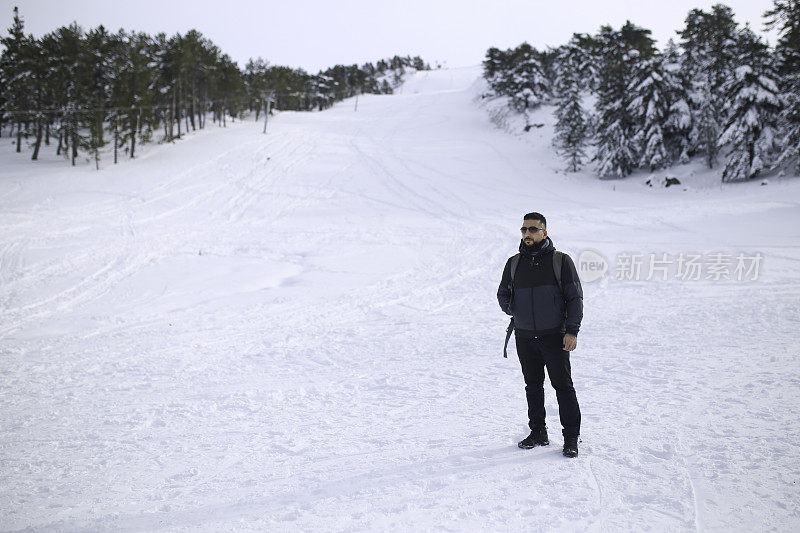 雪山里戴眼镜的大胡子男人的肖像